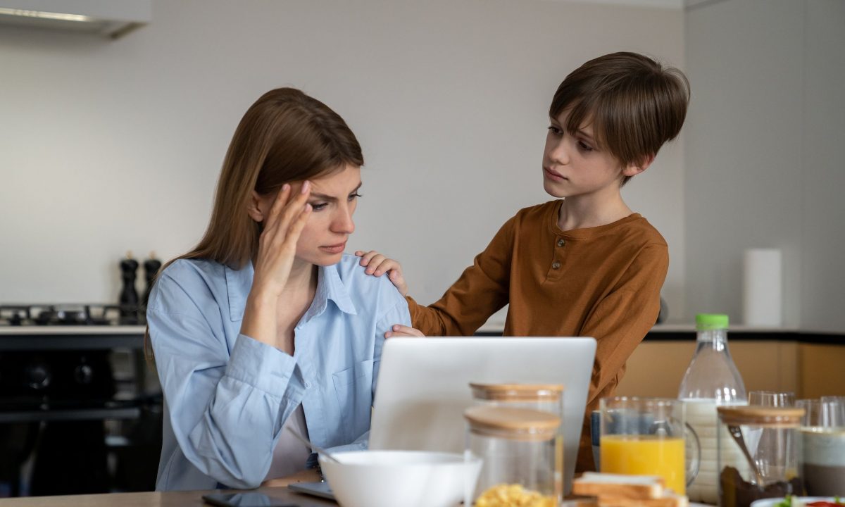 3 καθημερινές συνήθειες των μαμάδων που τις εξαντλούν - Πώς να τις περιορίσετε