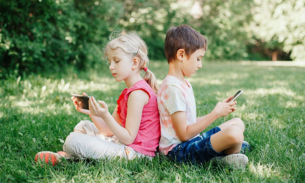 Καλοκαίρι και οθόνες: Πώς να βάλετε όρια στα παιδιά με συνέπεια (και χωρίς φωνές)