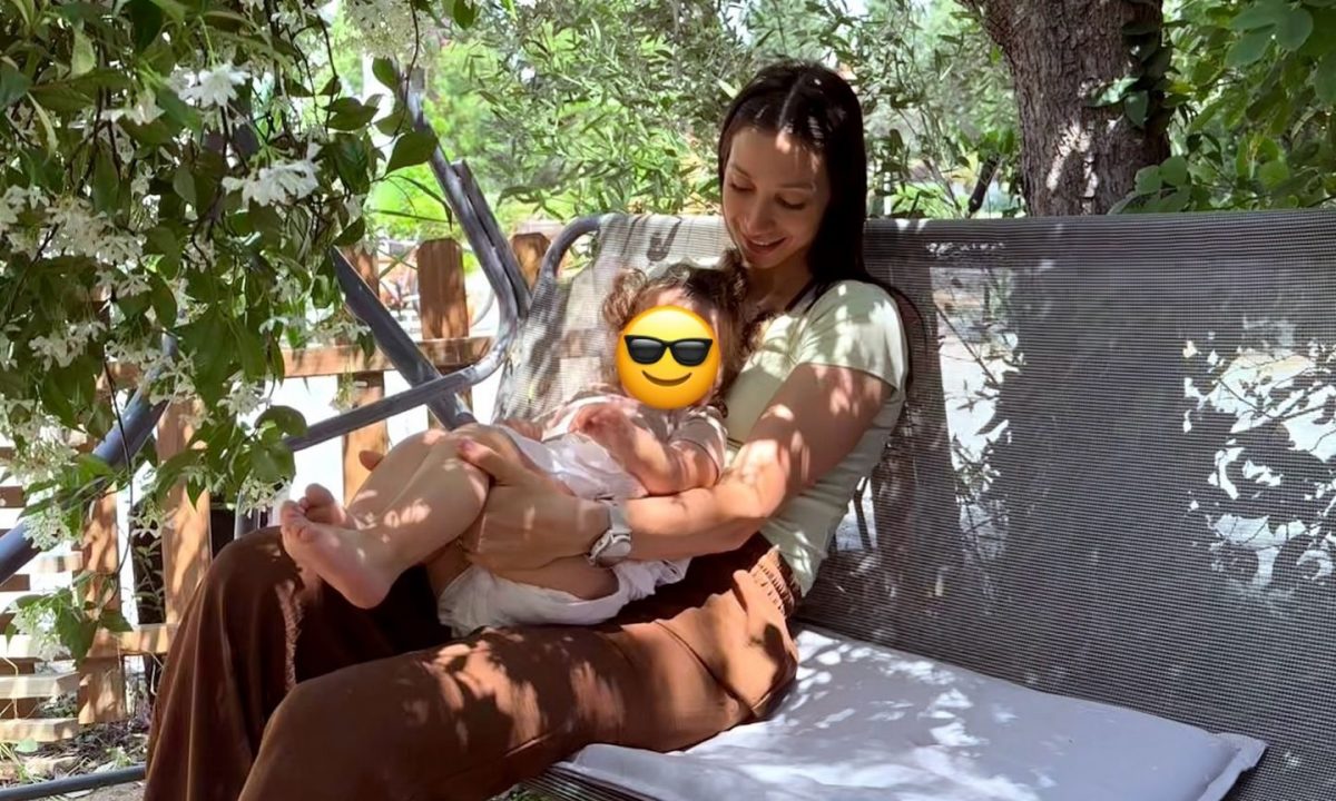 Με τα «Καβουράκια» της Μαρίνας Σάττι συνόδευσε τις νέες φώτο με την κόρη της η Δήμητρα Βαμβακούση