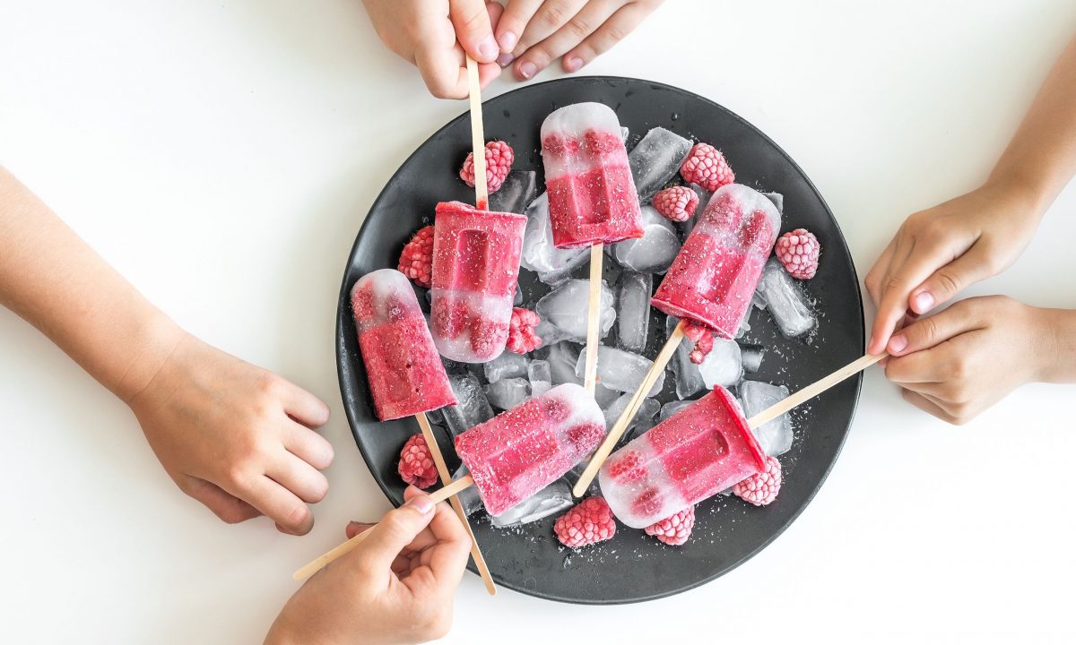 Σπιτικά παγωτίνια με στραγγιστό γιαούρτι, μούρα και μέλι