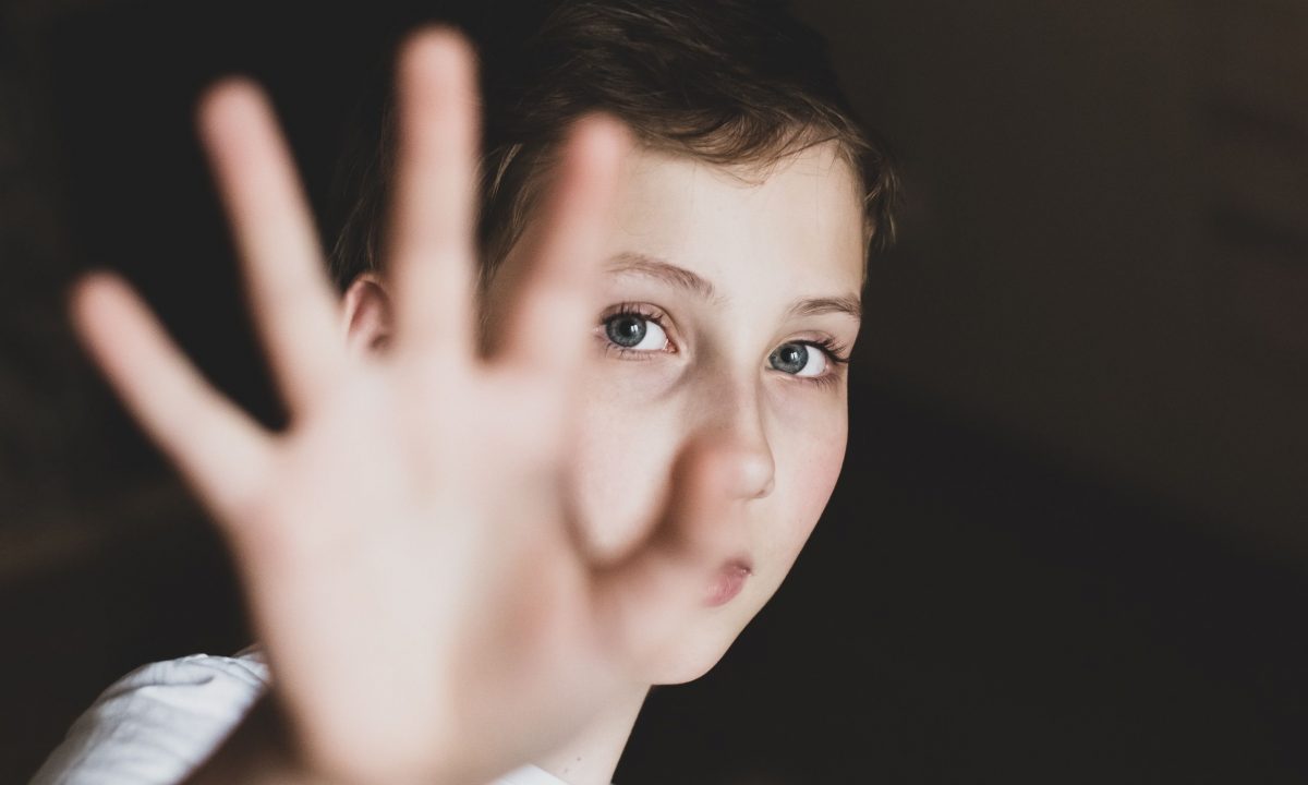 Κάθε 4 λεπτά ένα παιδί χάνει τη ζωή του λόγω βίας