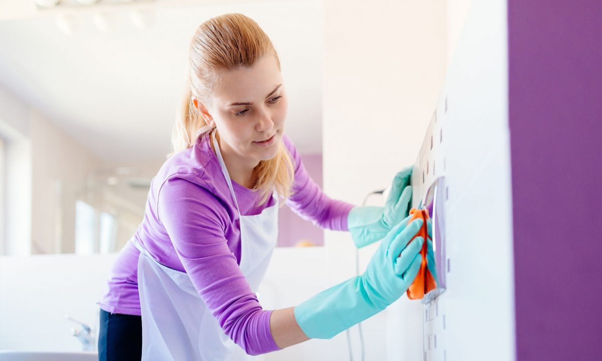 Τα 6 πράγματα που πρέπει να καθαρίζετε κάθε Σάββατο, σύμφωνα με επαγγελματίες καθαρισμού