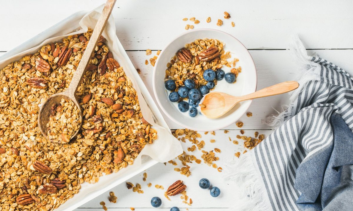 5 απογευματινά σνακ που θα σας κρατήσουν χορτάτους μέχρι το δείπνο, σύμφωνα με ειδικούς στη διατροφή