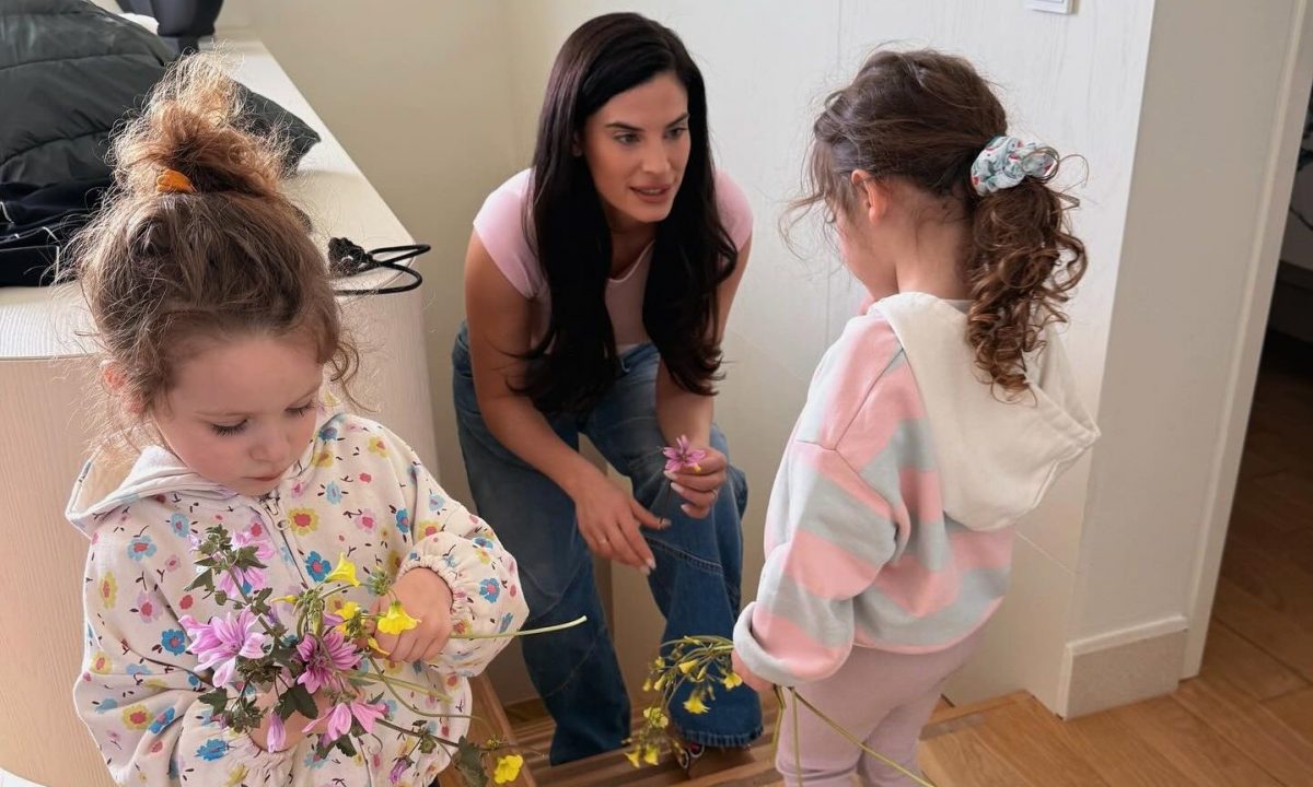 Χριστίνα Μπόμπα: Η εντυπωσιακή κατασκευή που έφτιαξε με τις κόρες της στο σαλόνι