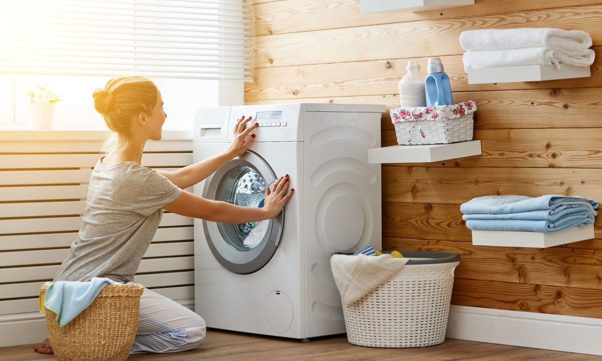Γιατί δεν πρέπει να κλείνετε την πόρτα του πλυντηρίου μετά την πλύση, σύμφωνα με τους ειδικούς