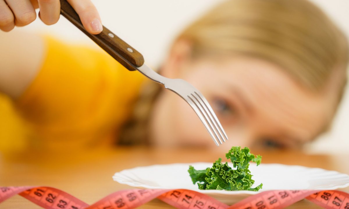 Κατάθλιψη και δίαιτα: Νέα μελέτη προειδοποιεί για τις συνέπειες της υποθερμιδικής διατροφής