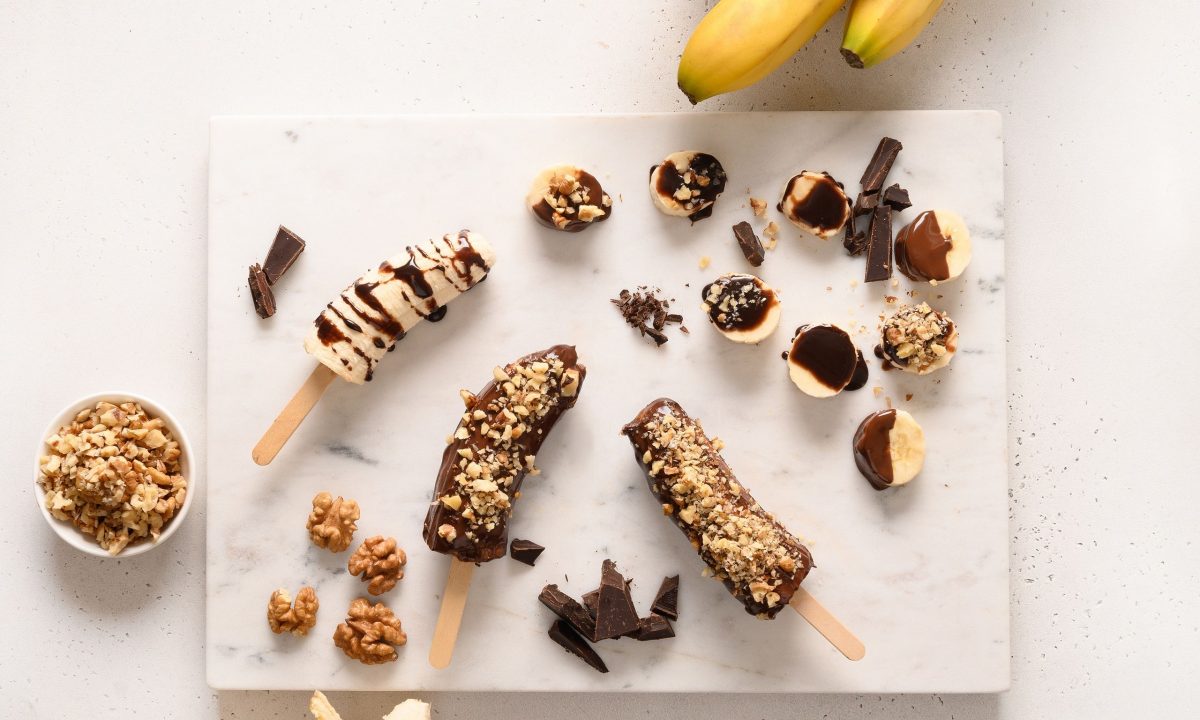 Παγωμένες μπουκίτσες μπανάνας με ρόδι και σοκολάτα – Ένα γρήγορο γλυκάκι για μικρούς και μεγάλους