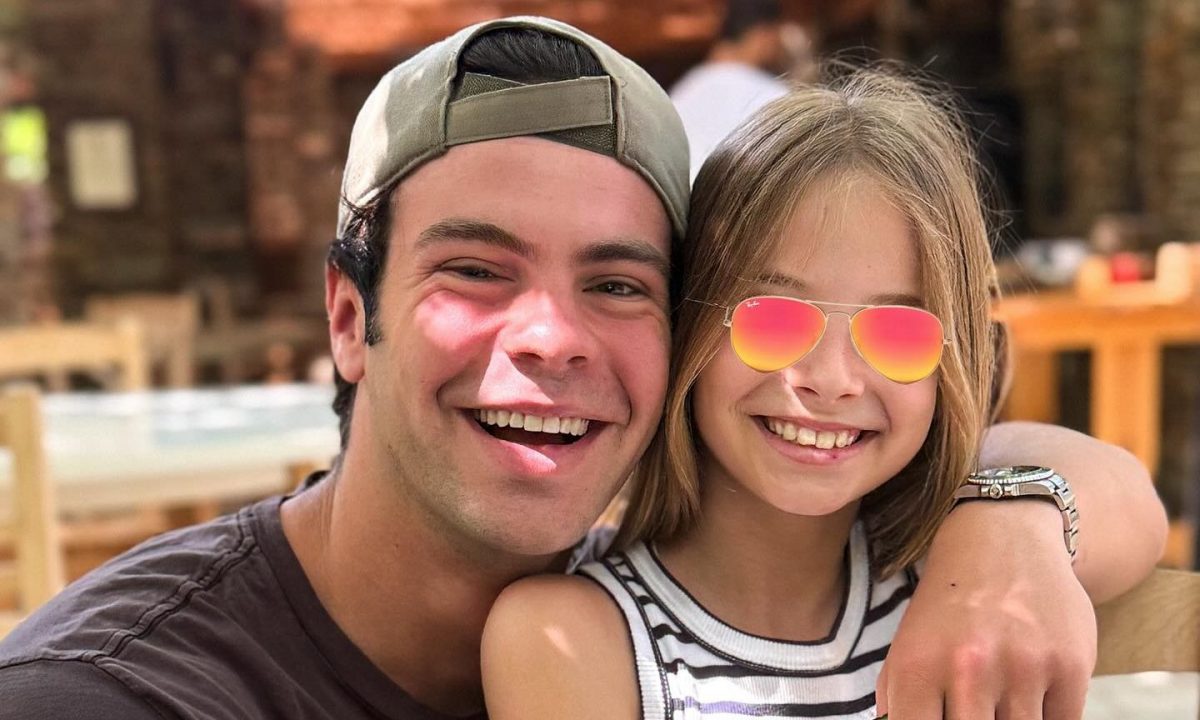 Άγγελος Λάτσιος: Η αδυναμία στην μικρή του αδελφή δεν κρύβεται – Οι νέες φώτο από την Άνδρο