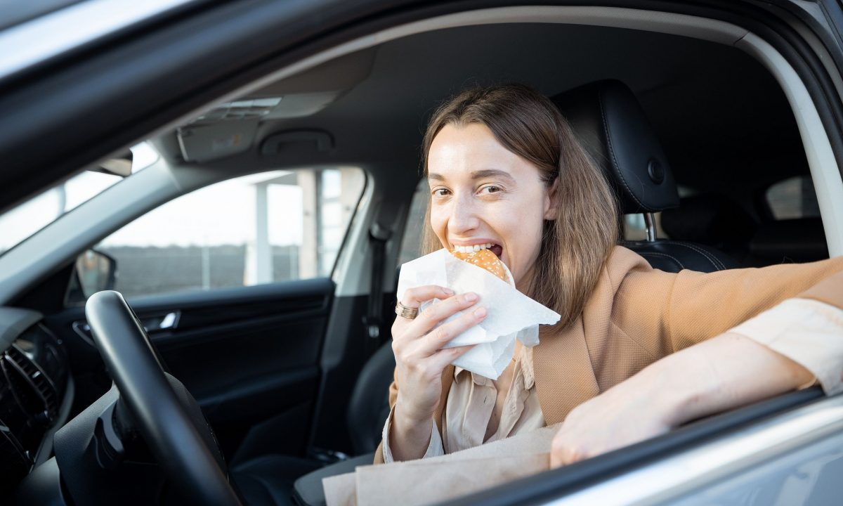 Γιατί οι γονείς τρώνε στα κρυφά; Η νέα μορφή αυτοφροντίδας λέγεται «γεύμα εκδίκησης»