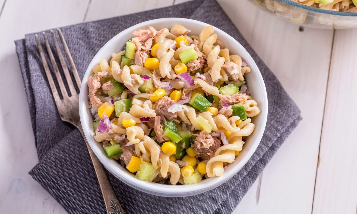 Σαλάτα με τόνο, σέλερι & ριγκατόνι – Το τέλειο φαγητό μετά την παραλία