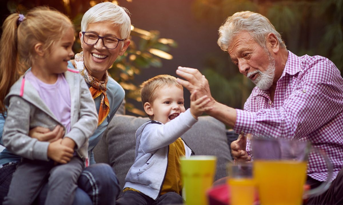 Ειδικός προειδοποιεί: Αυτή η φράση κάνει κακό στα εγγόνια – Μην τη λέτε ποτέ