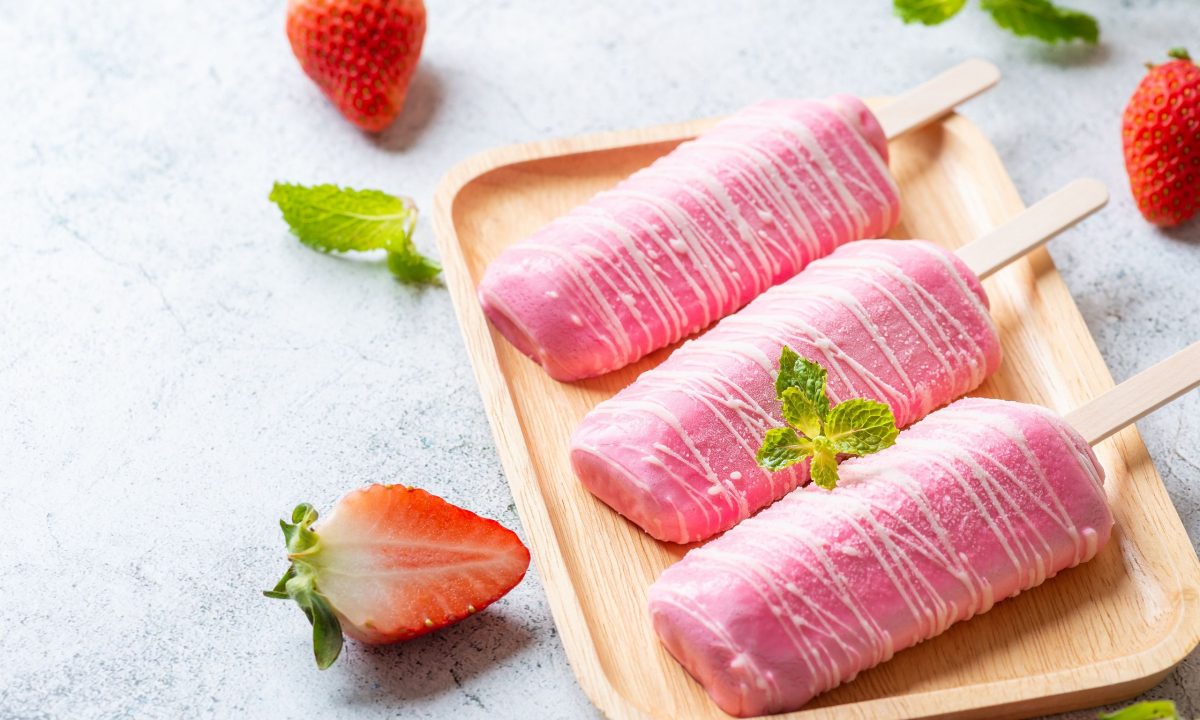 Σπιτικό παγωτό φράουλα με μόλις τρία υλικά (και χωρίς παγωτομηχανή)