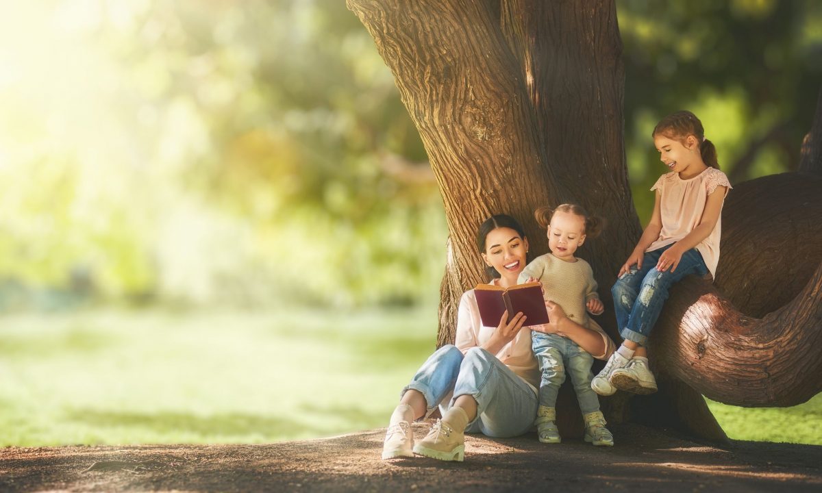 Όλο και λιγότεροι γονείς διαβάζουν παραμύθια - Μήπως ξεχνάμε τη δύναμη του βιβλίου;