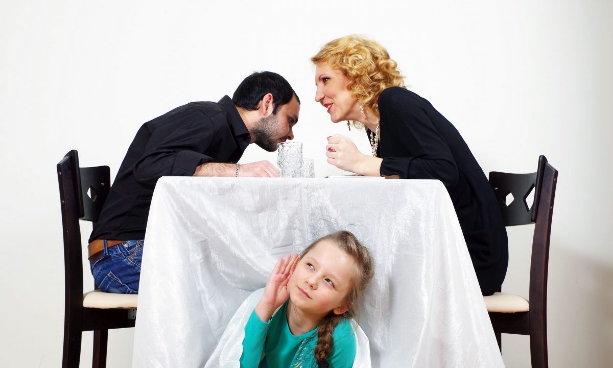 To TikTok το πρότεινε και οι ειδικοί συμφωνούν: Μιλήστε «πίσω από την πλάτη» των παιδιών... για καλό