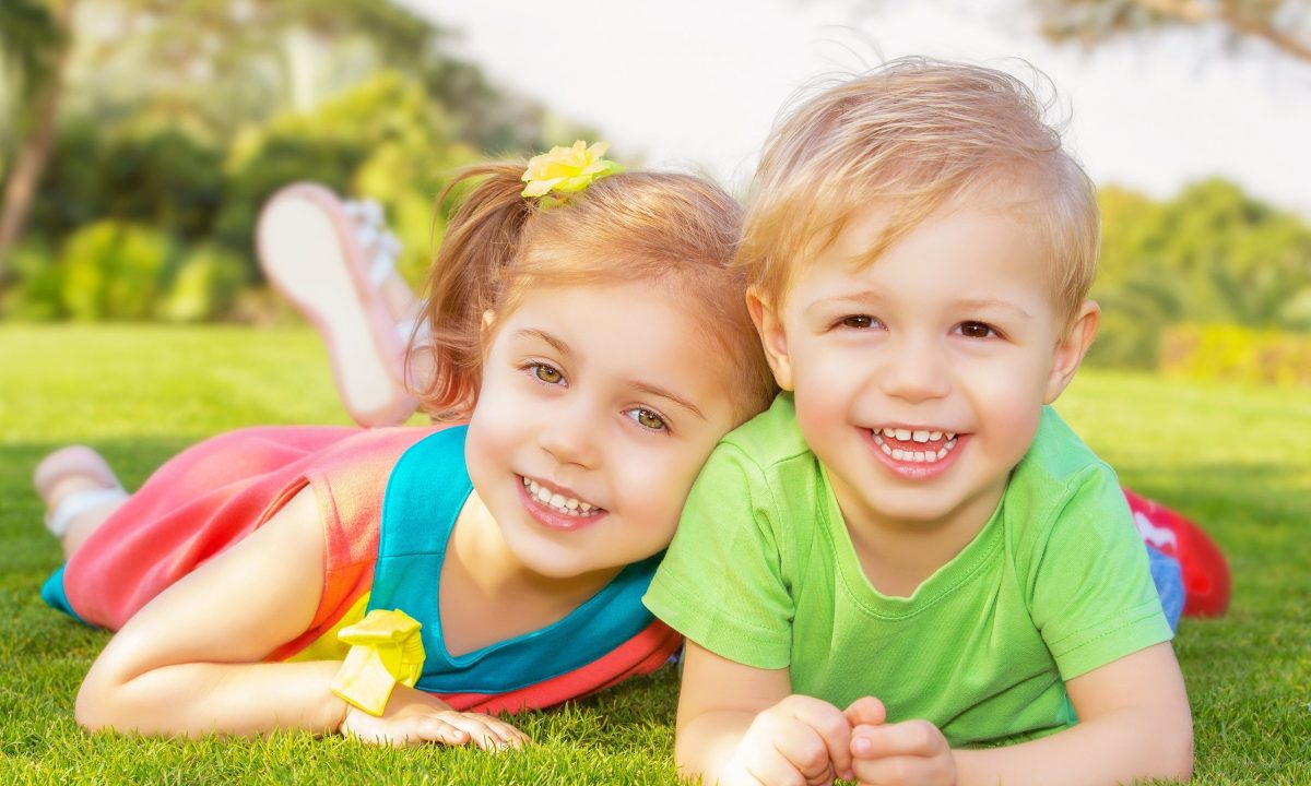 Tα παιδιά που μεγαλώνουν με αδερφές είναι πιο χαρούμενα, σύμφωνα με την επιστήμη