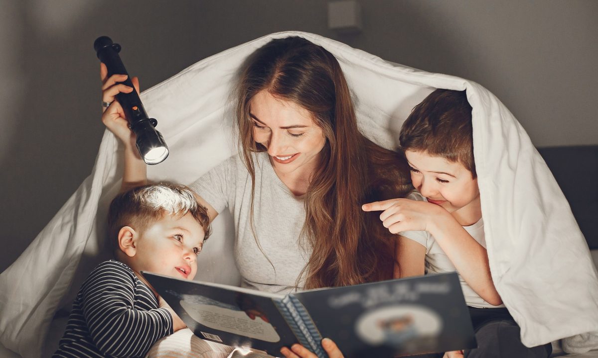 Γιατί το παιδί σου θέλει να διαβάζετε το ίδιο παραμύθι κάθε βράδυ;