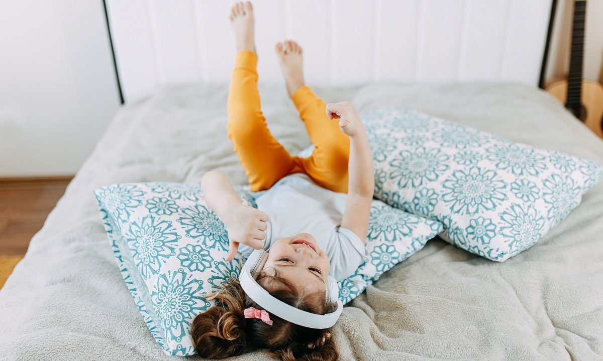 Από το Baby Shark στον Beethoven: Πώς η μουσική εξελίσσει τον εγκέφαλο του παιδιού