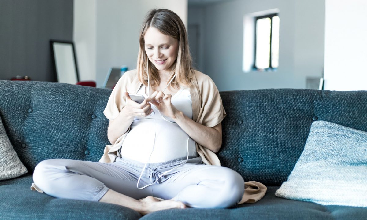 Κινητό στην εγκυμοσύνη: Πιθανές επιπτώσεις σε μητέρα και έμβρυο λόγω υπερβολικής χρήσης
