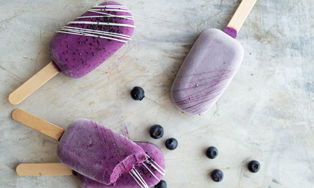 Σπιτικό παγωτό με βατόμουρα και μύρτιλα: Υγιεινή καλοκαιρινή απόλαυση για παιδιά