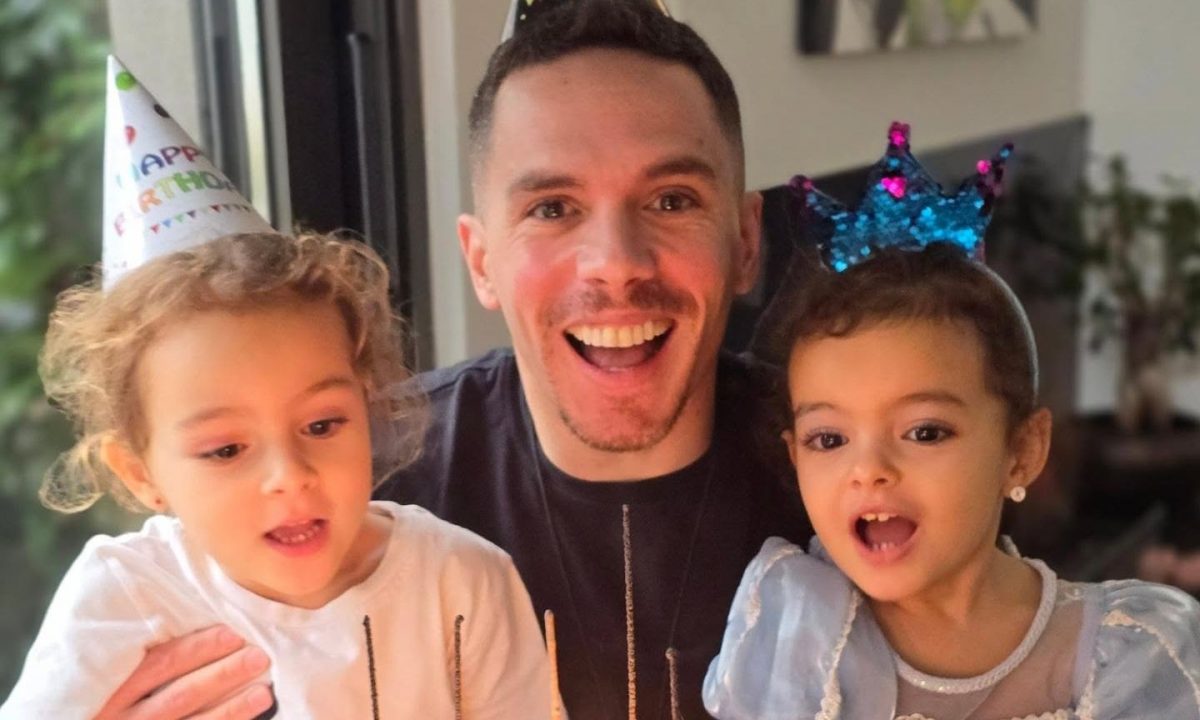 Ο Λευτέρης Πετρούνιας παίζει κυνηγητό στο σαλόνι με τις κόρες του & οι followers του τον αποθεώνουν