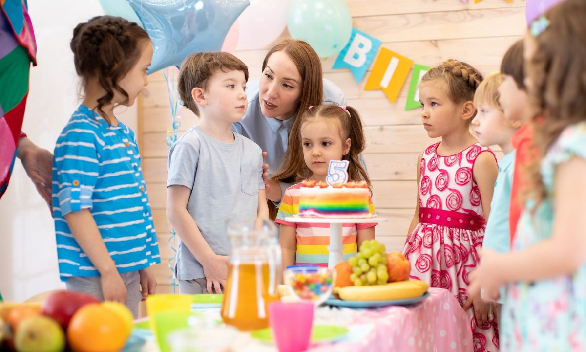 Το δίλημμα των γονιών: Είναι σωστό να φέρνεις απρόσκλητο αδερφάκι σε παιδικό πάρτι γενεθλίων;