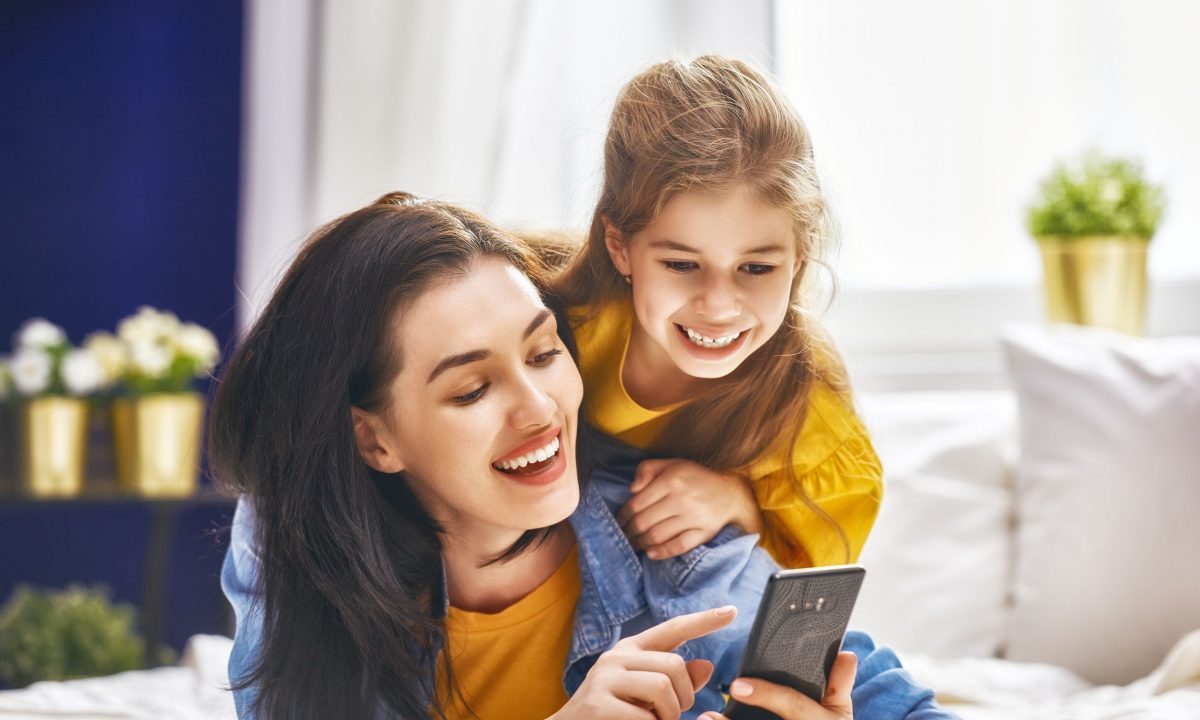 Μήπως ψάχνετε υπερβολικά γονεϊκές συμβουλές στα social media; Δείτε πόσο σας ωφελεί πραγματικά