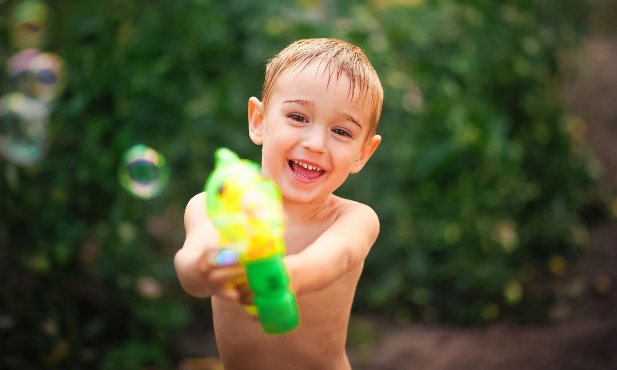 Τα καλύτερα καλοκαιρινά παιχνίδια με νερό που κάθε μαμά πρέπει να δοκιμάσει