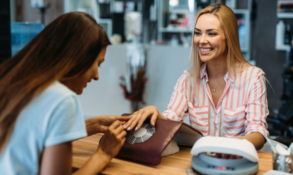 Πίσω από την επιθυμία για ένα μανικιούρ, κρύβεται μια βαθύτερη ανάγκη της μαμάς