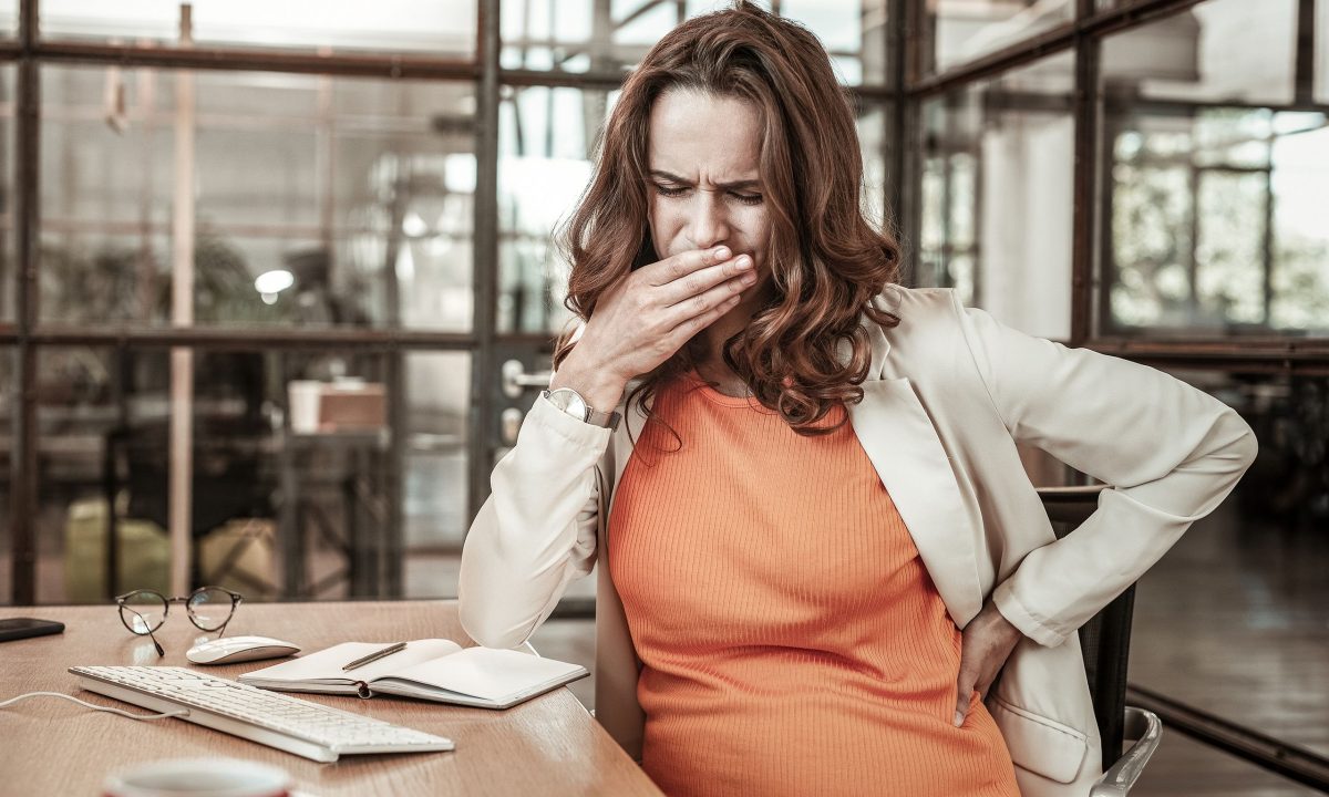 Εγκυμοσύνη και εργασία: Πώς να αντιμετωπίσετε τις πρωινές ναυτίες στο γραφείο