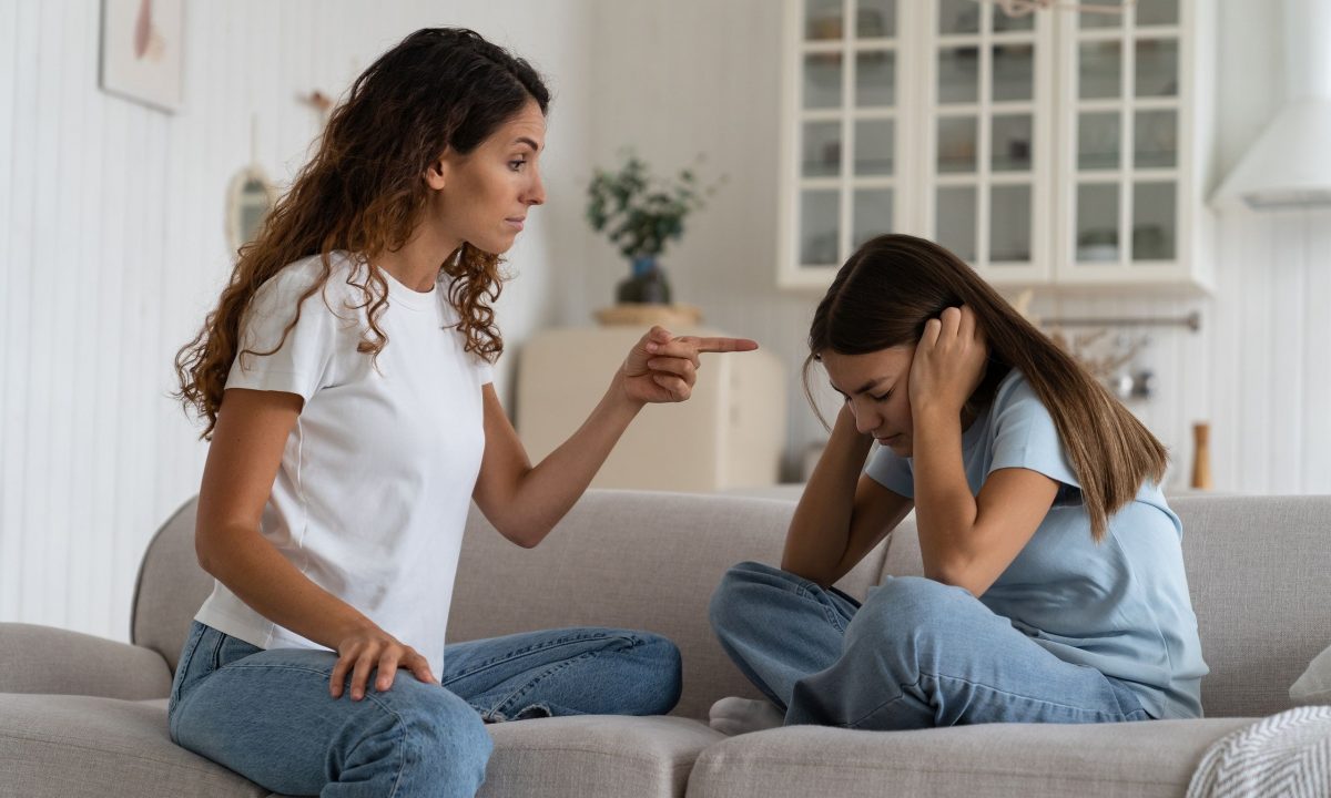 Ποιες τοξικές φράσεις πρέπει να αποφεύγετε να λέτε στο παιδί σας, αν θέλετε να σας ακούει