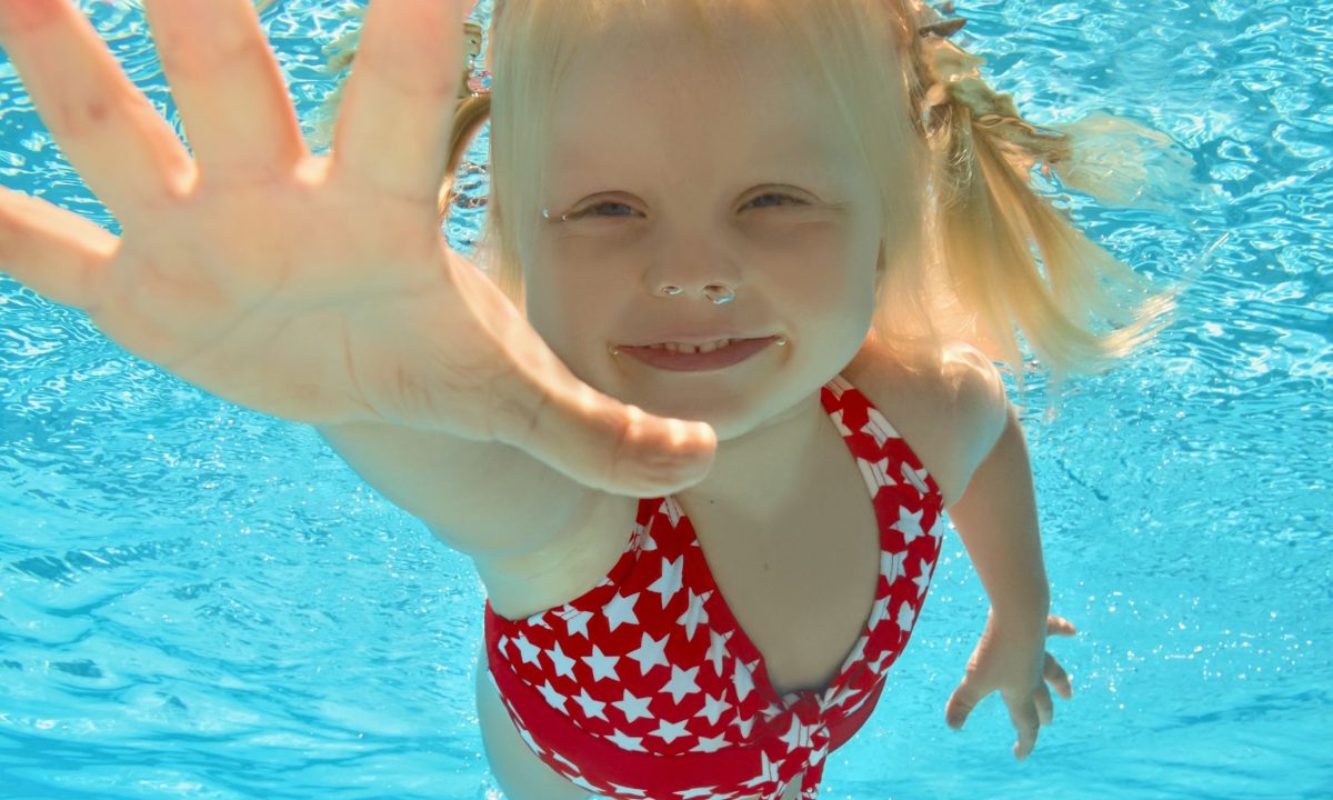 Υπάρχει η «σωστή» ηλικία για να μάθει ένα παιδί να κολυμπά;