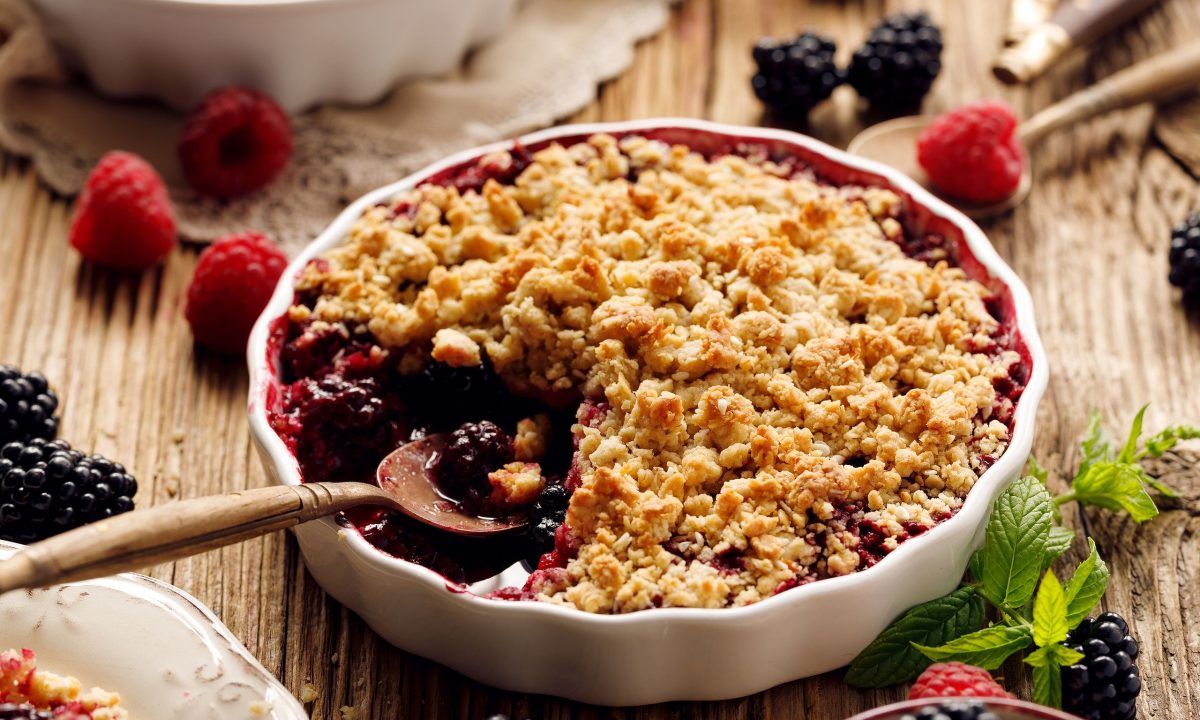 6 πεντανόστιμες καλοκαιρινές συνταγές με φράουλες και μούρα