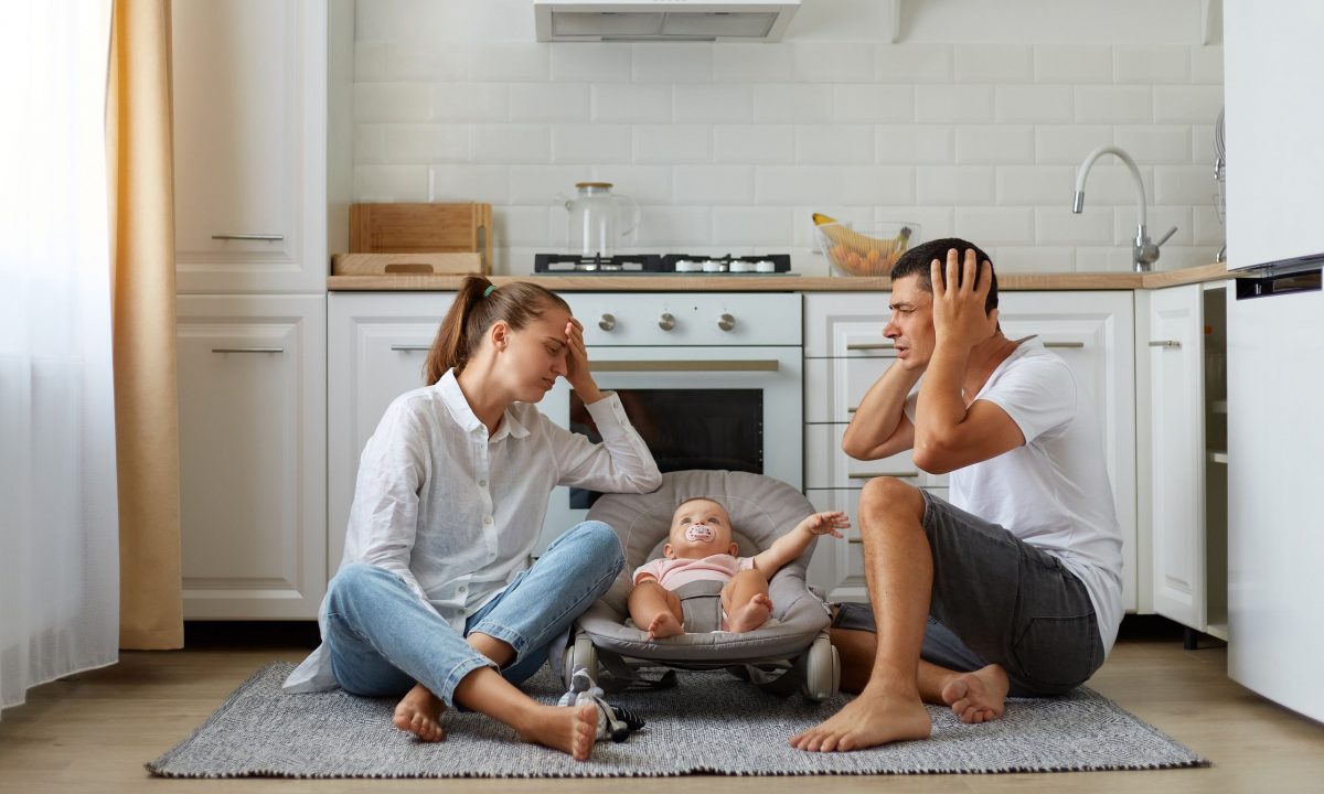 Η πλειοψηφία των γονιών απλώς «βγάζει την ημέρα» αντί να την απολαμβάνει, σύμφωνα με έρευνα