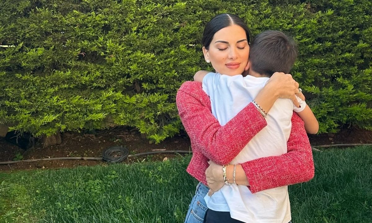 Η πιο ζεστή αγκαλιά: Η Σταματίνα Τσιμτσιλή με τον γιο της σε τρυφερές στιγμές