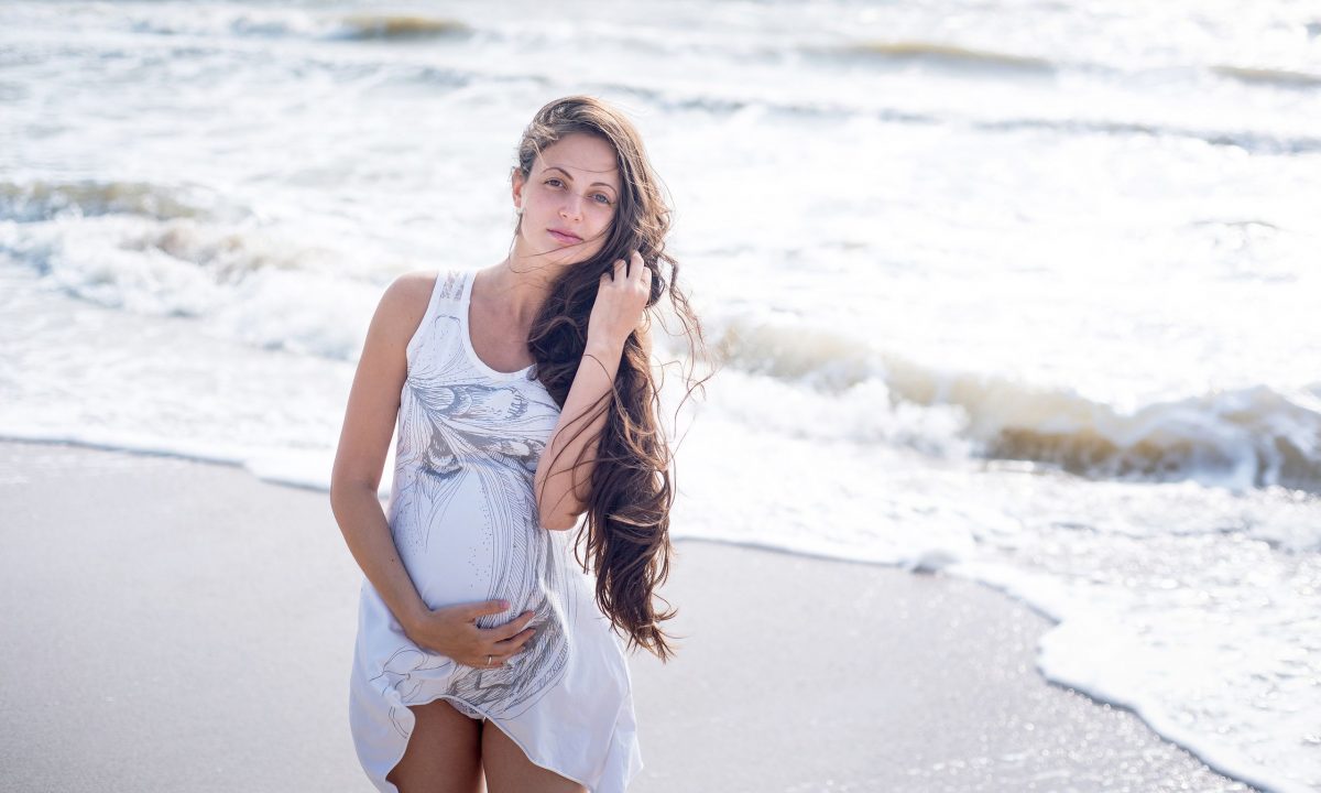 Γιατί οι γιατροί συνιστούν τις έγκυες να είναι ιδιαίτερα προσεκτικές κατά τη διάρκεια καύσωνα