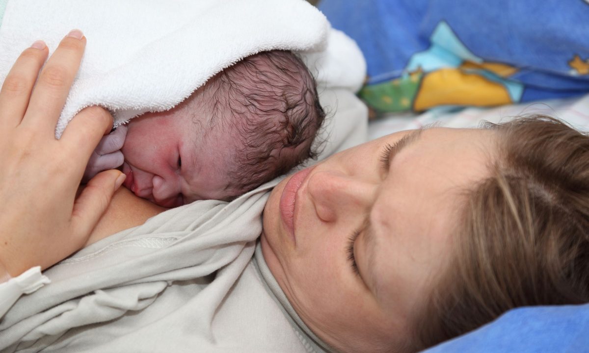 Πώς θεράπευσα την πληγή της μητρικής απουσίας μέσα από τα παιδιά μου