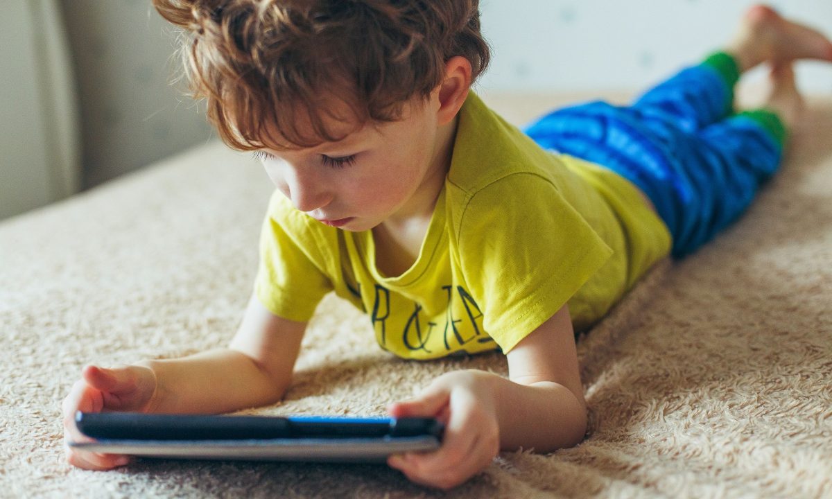 Γιατί ο εθισμός των παιδιών στις οθόνες ανησυχεί τους ειδικούς περισσότερο από τη διάρκεια χρήσης