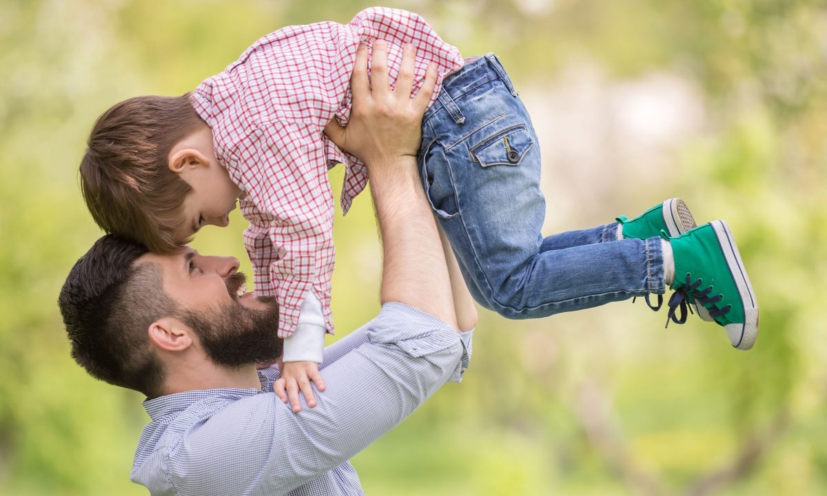 Όσοι μεγαλώνουν χωρίς ισχυρή πατρική φιγούρα συχνά αναπτύσσουν αυτά τα 7 χαρακτηριστικά ως ενήλικες