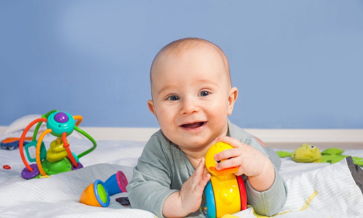 Πότε γυρίζει το μωρό από μπρούμυτα σε ανάσκελα; Όλα όσα πρέπει να ξέρετε