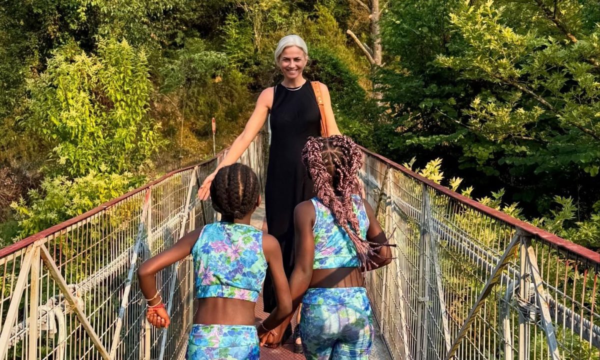 Χριστίνα Κοντοβά: Σαββατοκύριακο στο χωριό με την κόρη της - Έκαναν βόλτες, μάζεψαν φράουλες