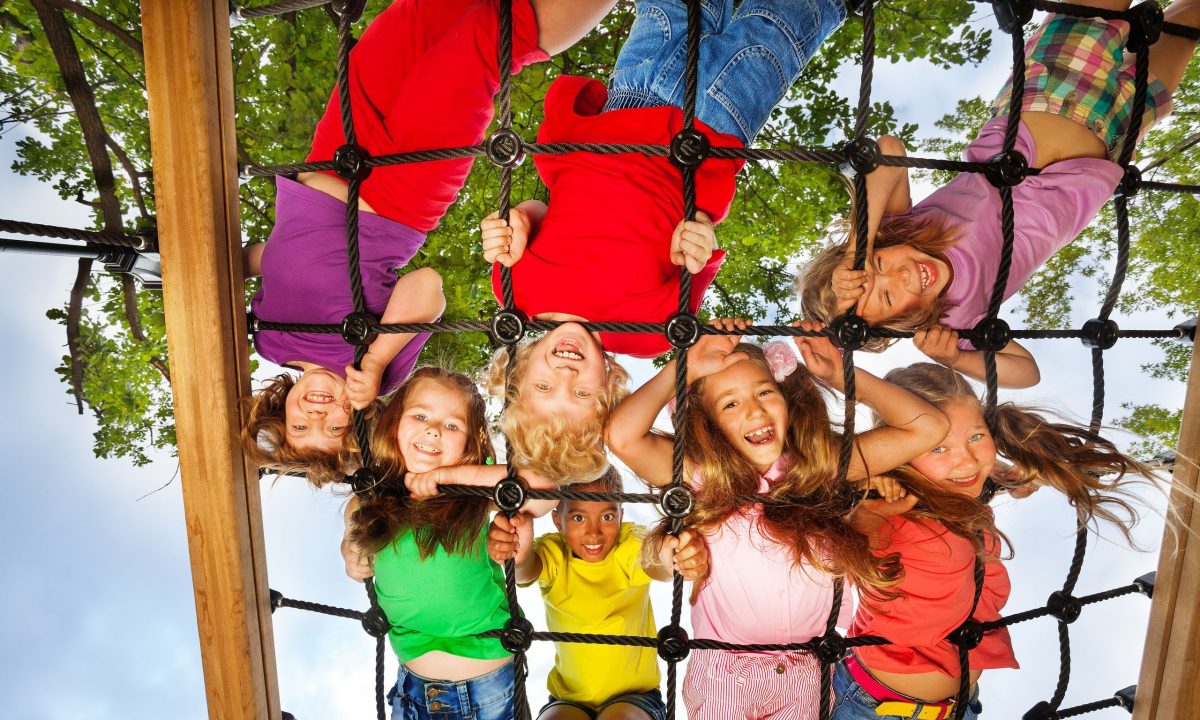 Το παιχνίδι στην παιδική χαρά ενισχύει την κοινωνική και συναισθηματική ανάπτυξη των παιδιών