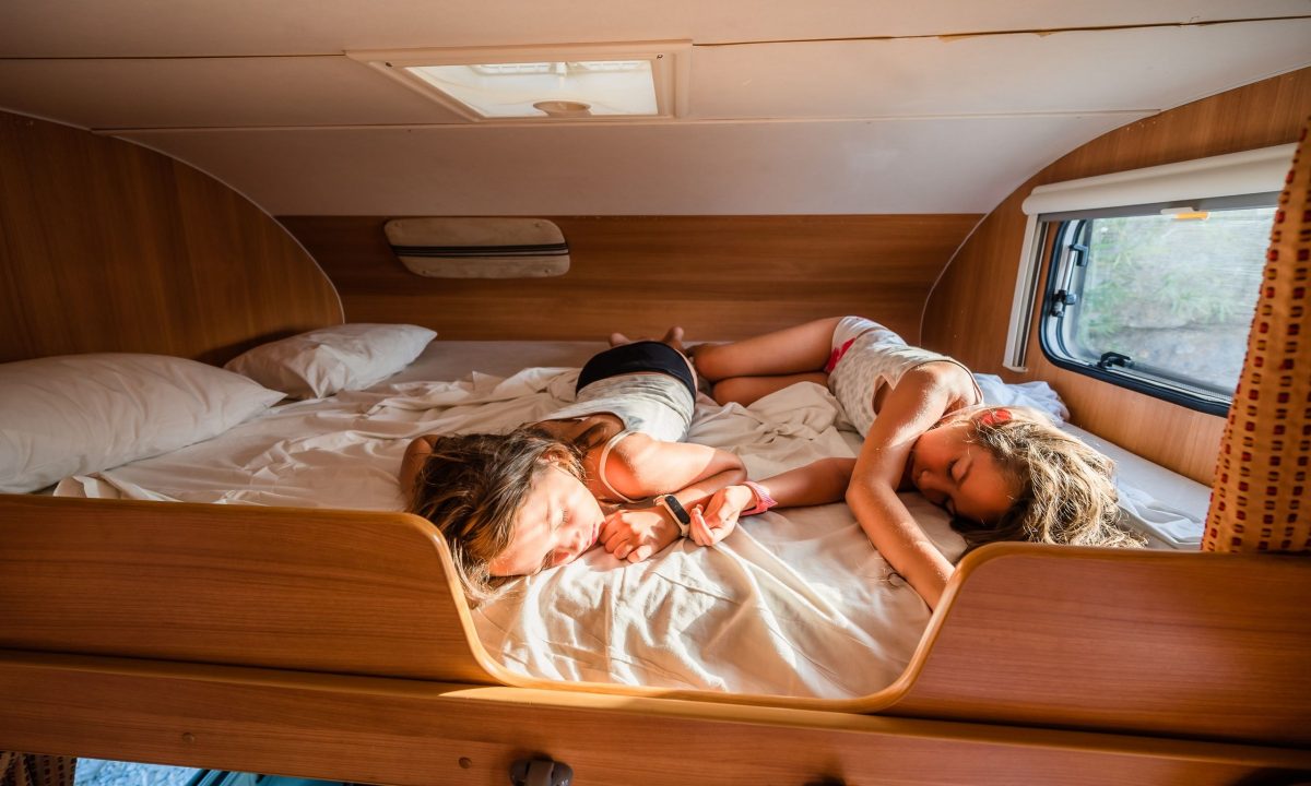 Καλοκαίρι χωρίς drama: Πώς να διαχειριστείτε την καλοκαιρινή κούραση των παιδιών με ψυχολογικά tips