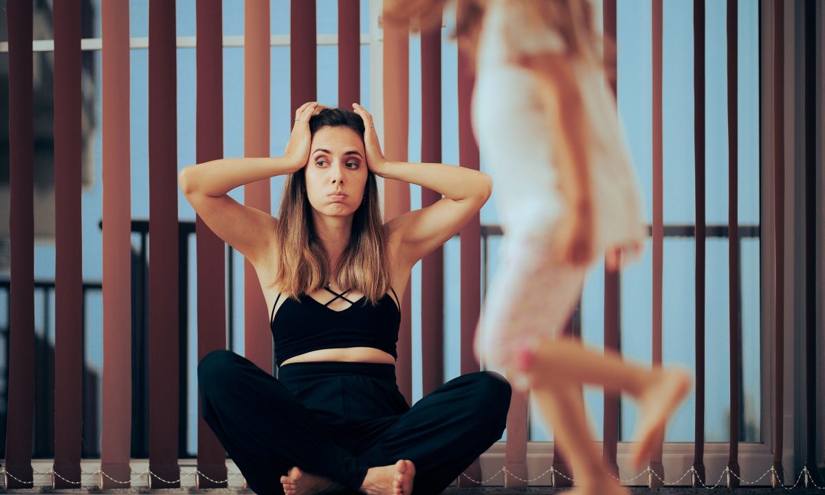 Καλοκαιρινό burnout: Ποιες είναι οι ψυχικές προκλήσεις των μαμάδων που δεν εργάζονται;