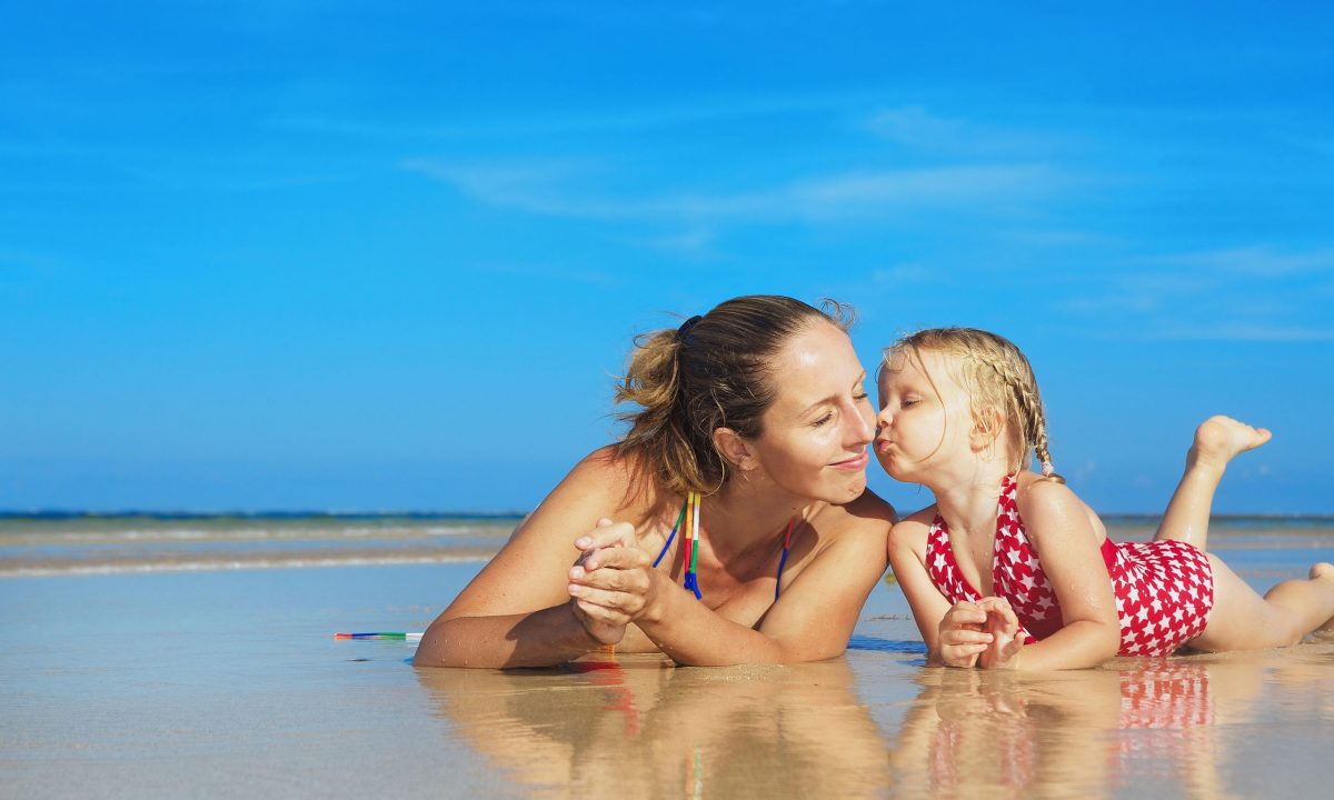 Το καλοκαίρι τα παιδιά χρειάζονται λιγότερους κανόνες και περισσότερες χαλαρές στιγμές μαζί σας