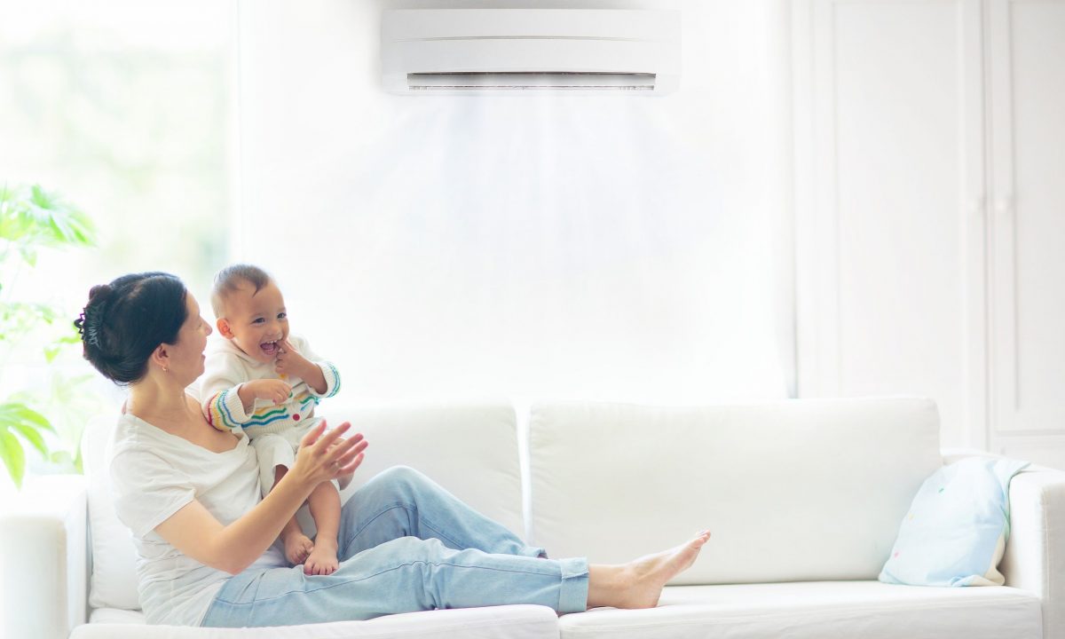 Καύσωνας και μωρό: Τι πρέπει να ξέρουν οι γονείς για τη χρήση κλιματιστικού