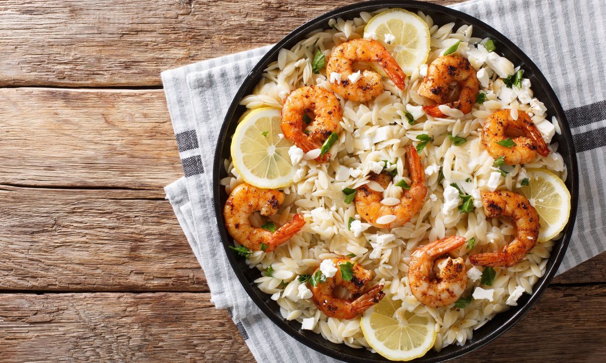 Κριθαρότο με γαρίδες και φέτα: Ιδανικό φαγητό για όλη την οικογένεια έτοιμο σε μόλις 30 λεπτά