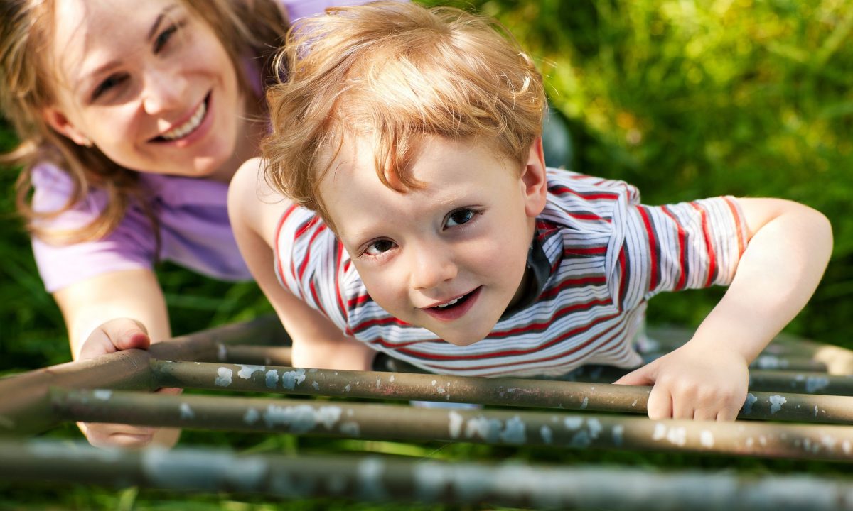 3 καλοπροαίρετες πράξεις των γονιών που τελικά εμποδίζουν την ανάπτυξη των παιδιών τους
