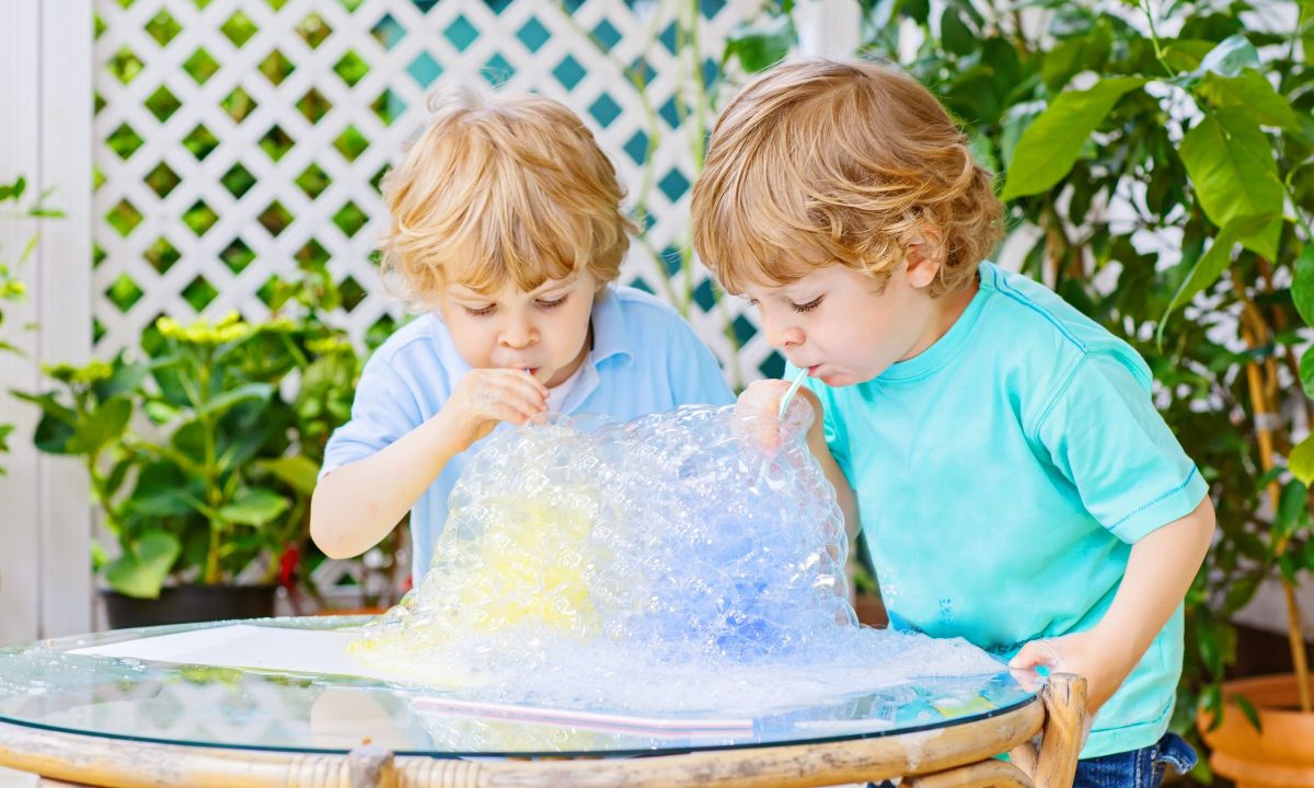 5 εύκολα καλοκαιρινά πειράματα που τα παιδιά θα λατρέψουν