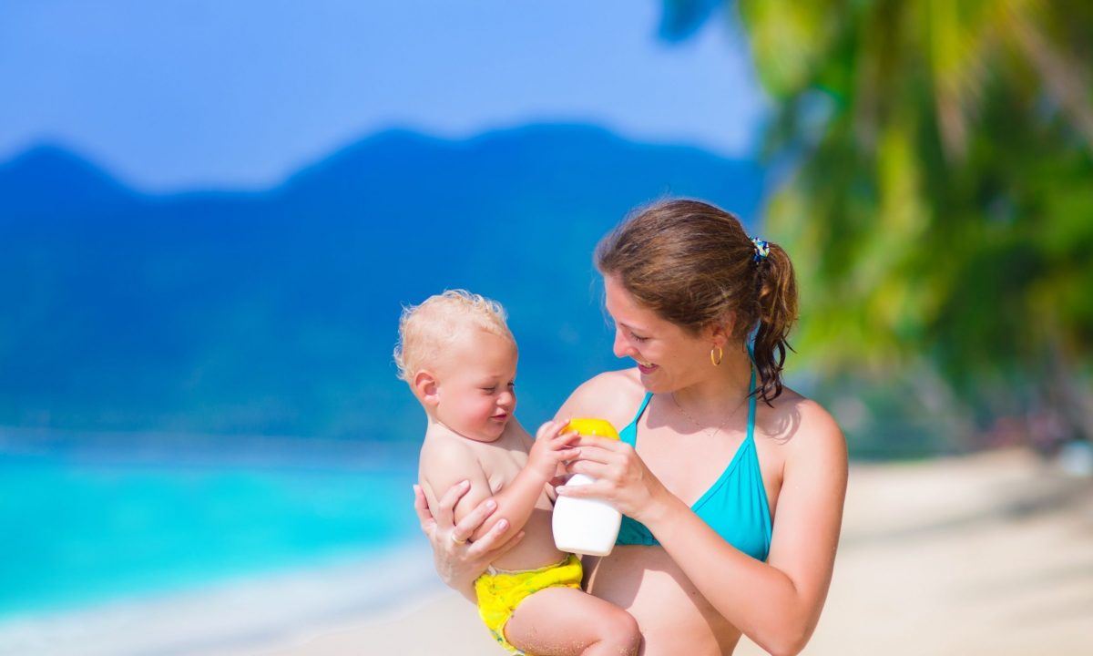1 minute expert tips: Πώς προστατεύουμε σωστά το μωρό μας από τον ήλιο;