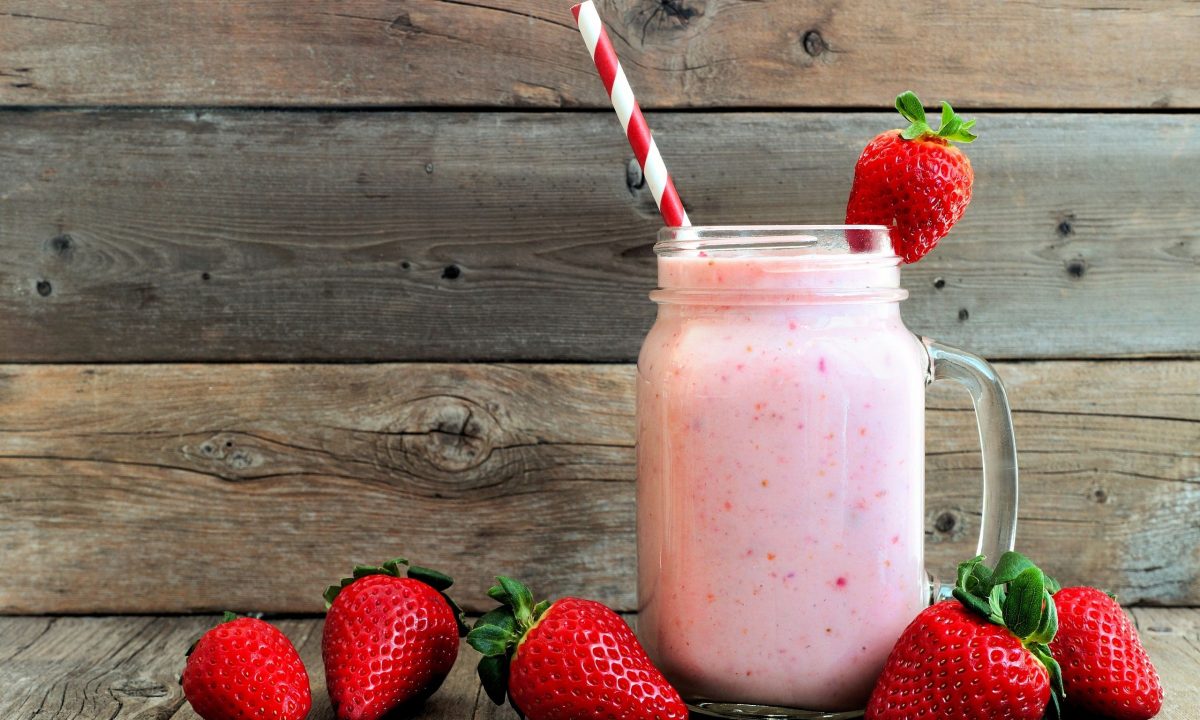 Πέντε συνταγές για δροσερά smoothies με φράουλα